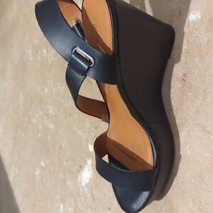 Black wedges